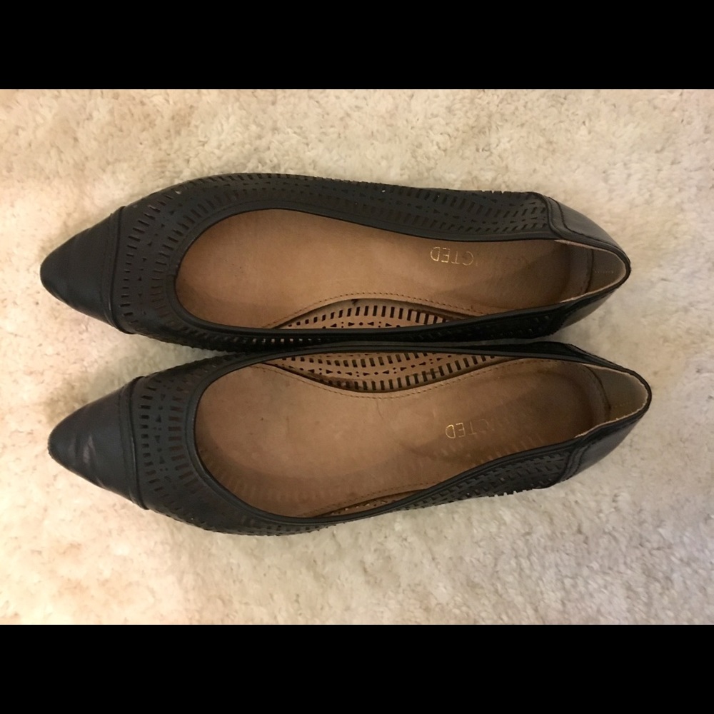 Restricted Black Pointed Flats